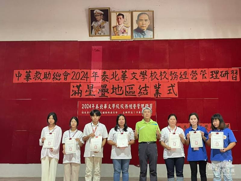 2024年校務經營管理研習志工服務師資團領隊郭大雄向學員發結業證書