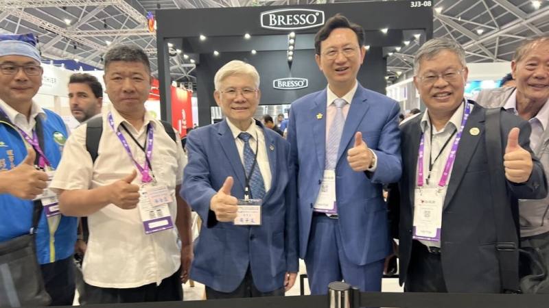 新加坡國際食品相關設備暨旅館服務展覽22日登場，其中的亞洲盃國際麵包大賽，來自台灣的團隊以早餐概念獲得冠軍，駐新加坡代表童振源（右3）到場祝賀。（中華民國糕餅商業同業公會全國聯合會提供）