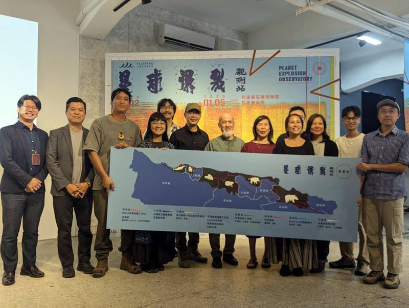 2024 PALAFANG花蓮跳浪藝術節22日在台灣當代文化實驗場舉行展前記者會，中央研究院地球科學研究所特聘研究員馬國鳳（右5）、策展人龔卓軍（左6）、Nakaw Putun（那高．卜沌）（右4），花蓮縣文化局長吳勁毅（左2）到場與會