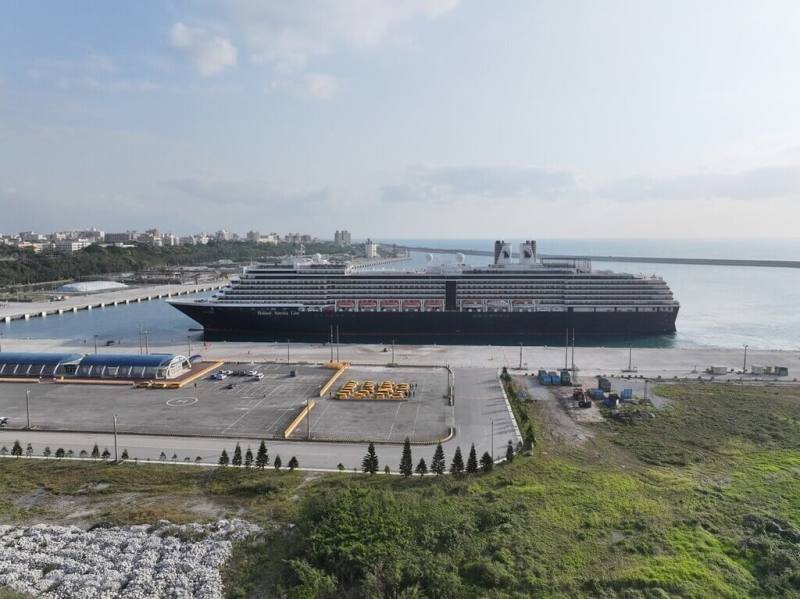 為提振花蓮地方觀光，花蓮港務分公司推出民國114年國際郵輪免收碇泊費、遊客服務費及港區清潔費等優惠。圖為113年3月21日威士特丹郵輪靠泊花蓮港。（花蓮港務分公司提供）