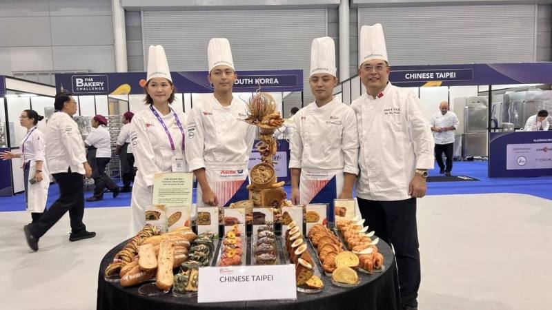 新加坡國際食品相關設備暨旅館服務展覽22日登場，其中的亞洲盃國際麵包大賽，來自台灣的團隊奪冠。（中華民國糕餅商業同業公會全國聯合會提供）