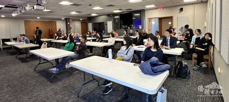 與會的觀眾坐滿安娜堡圖書館的四樓會議室