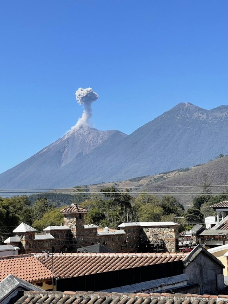 「安地瓜」（Antigua）古城旁的「火峰火山」（volcán de Fuego），是世界上仍在活動的活火山之一。壯觀景色相當罕見，也被國家地理雜誌為不可錯過的景點
