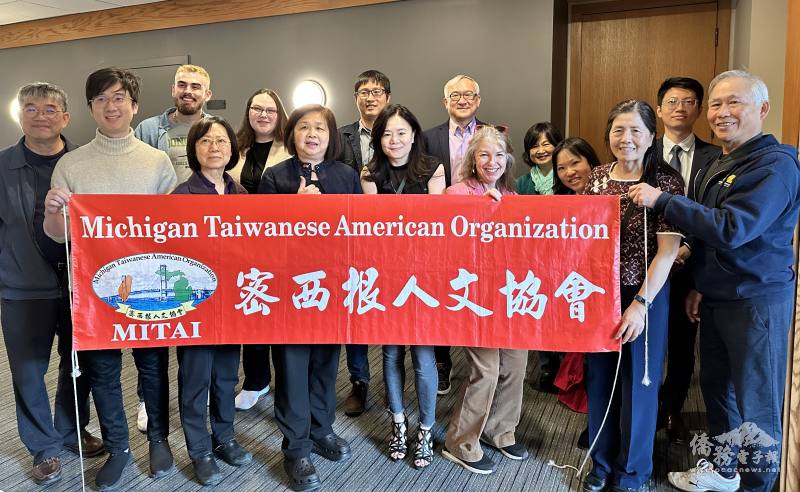 「十三聲，十三個臺灣故事」的演講者們一同合照