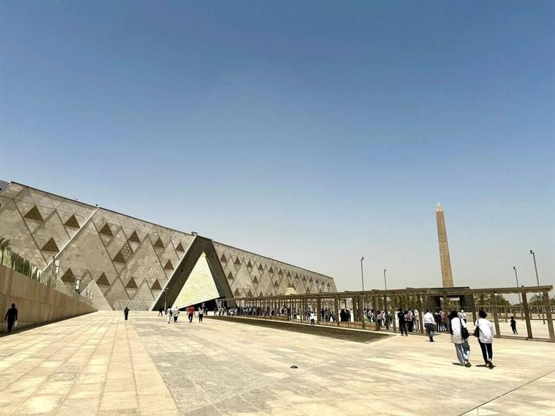 Private tours visit the Grand Egyptian Museum during a soft trial opening on Oct. 13. CNA photo