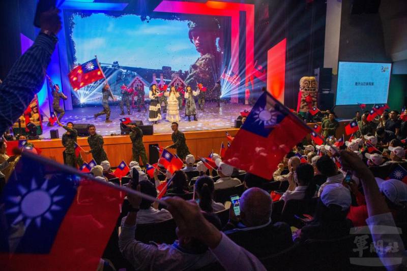 音樂會尾共同高唱《英勇勳章》歌曲，感謝參戰英雄前輩們無私的奉獻