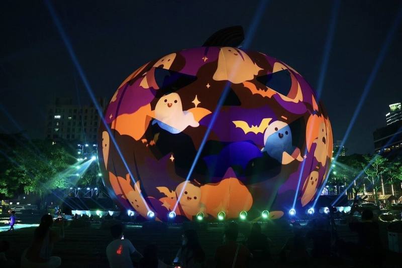 2024高雄萬聖節25日正式開跑，全台最大「南瓜怪」閃亮登場，晚間結合雷射燈光及投影轉換營造精彩燈光秀，吸引逾2萬人觀賞。（高雄市教育局提供）
