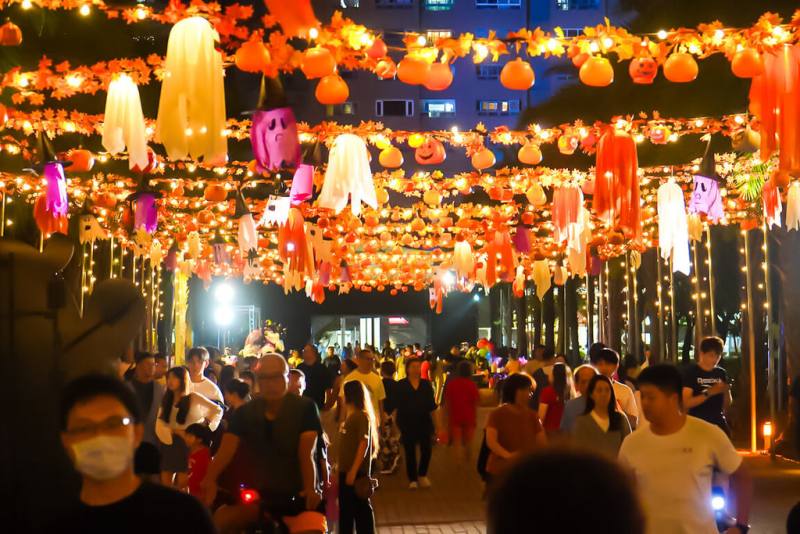 「2024高雄萬聖節–大南瓜你搞怪一起嗨！」25日起登場，展區掛起大量南瓜燈飾形成南瓜燈海，夜間點燈後一片橘澄澄，可愛吸睛。（高雄市教育局提供）