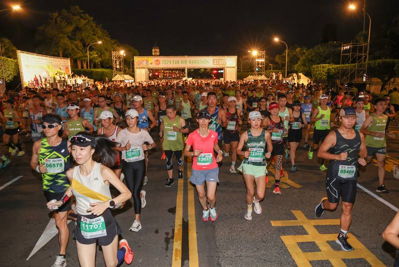 2024長榮航空城市觀光馬拉松27日開跑，上午5時10分起，天還沒亮時，全馬、半馬與10K組依序起跑，跑者從總統府前廣場出發，傍著夜色出發挑戰自我。
