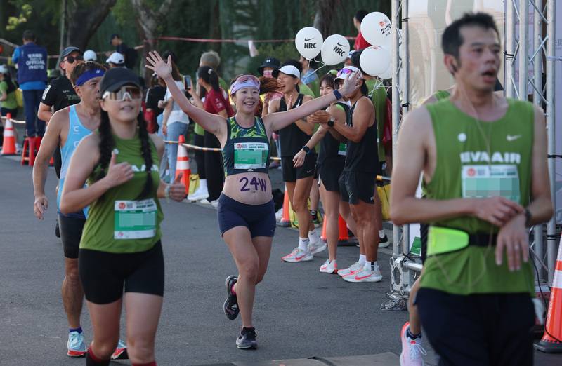 2024長榮航空城市觀光馬拉松27日在台北開跑，上午5時10分起，全馬、半馬與10K組依序起跑，有民眾帶著肚中的寶寶一起挑戰半馬