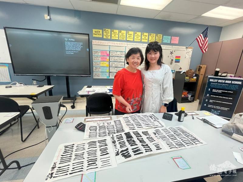 橙僑中心主任蕭蓓如(右1)參觀高年級班黃芳莉老師指導學生練習書法橫字作品