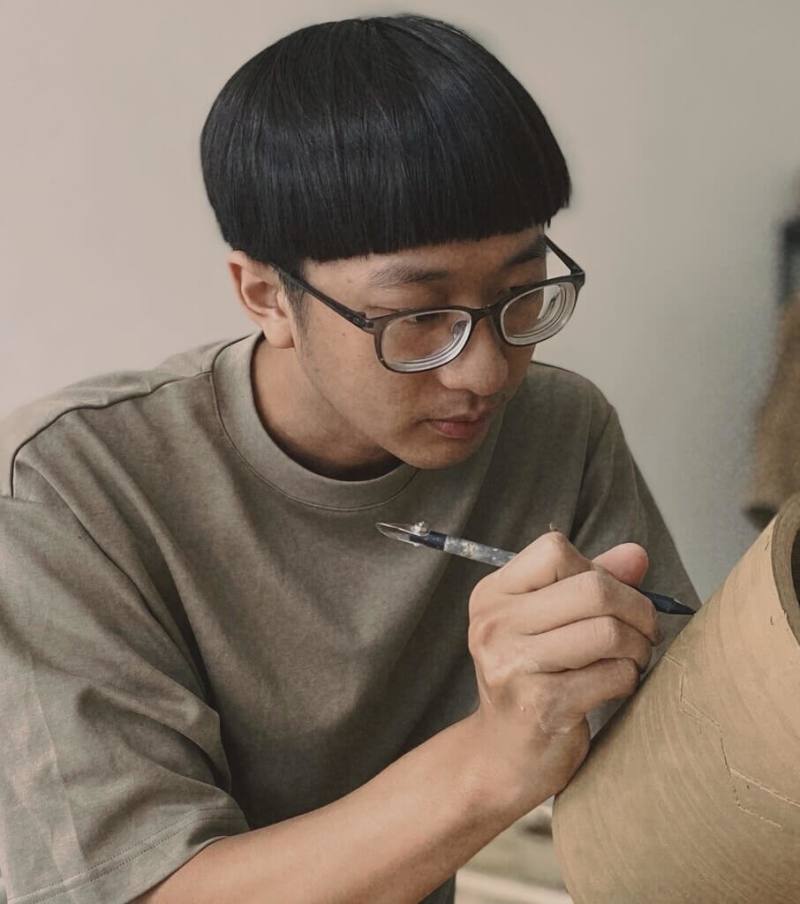 「蘆葦陶藝工作室」創辦人盧彥瑋（藝名蘆葦）以獨特的陶器風格，將台灣手作陶藝品拓展國際，並在工作室開設「一人即成團」手作課程，讓學員實作體驗陶藝創作樂趣。（業者提供）