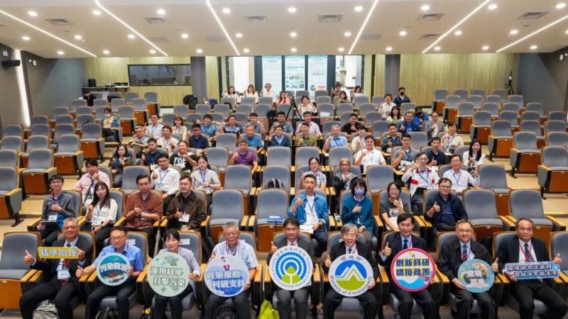 現場與會人員大合照，國家環境研究院江育德副院長(第一排中)、環境部大氣環境司張順欽司長(第一排右四)、國立成功大學環境工程學系吳義林教授(第一排左四)及中央研究院環境變遷研究中心周崇光研究員(第一排右三)