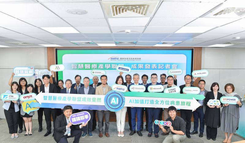 國科會近年積極推動智慧醫療產學聯盟計畫，以健康臺灣為推動軸心，整合醫界、學研界、產業界資源，導引ICT大廠與醫院合作，今(28)日由國科會產學處許增如處長(中)主持成果，兩大團隊展示創新全方位解決方案：高雄長庚紀念醫院王植熙院長(右7)及其合作團隊台灣微軟健康與醫療產業劉致宏總監(右6)、沐恩生醫光電股份有限公司王宇晨董事長(右5)、慧誠智醫股份有限公司余金樹董事長(右4)；秀傳醫療體系黃士維中部院區總院長(左6)及其合作團隊醫乘智慧有限公司劉天仁董事長(左5)、醫揚科技股份有限公司林奕丞業務經理(左3)