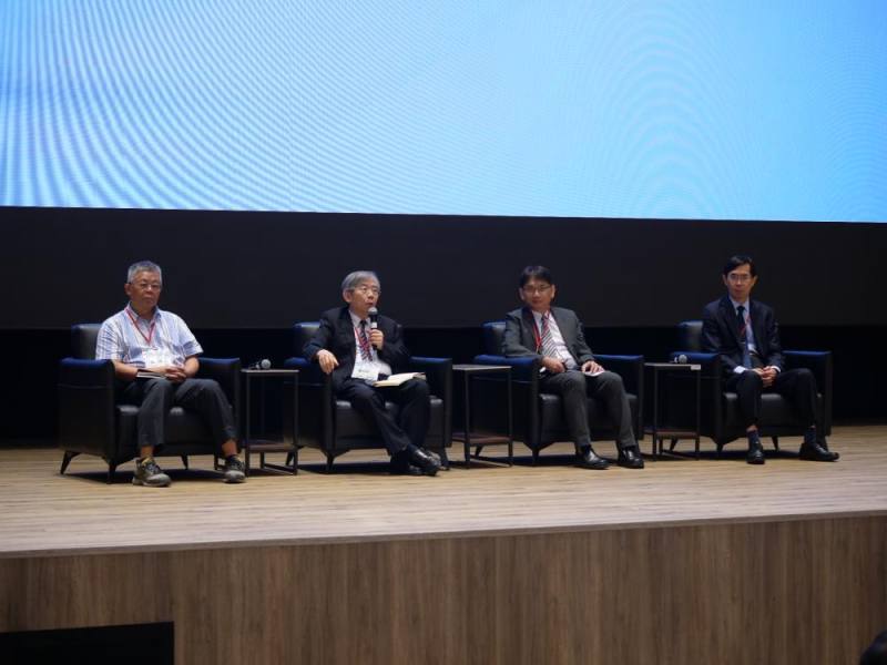 現場與會貴賓綜合討論，國家環境研究院江育德副院長(右二)、環境部大氣環境司張順欽司長(左二)、國立成功大學環境工程學系吳義林教授(左一)及中央研究院環境變遷研究中心周崇光研究員(右一)