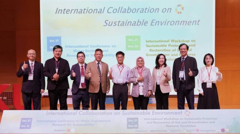 「2024永續土壤地下水環境保護及資源循環國際工作坊」開幕典禮顏旭明署長(左4)與貴賓合照