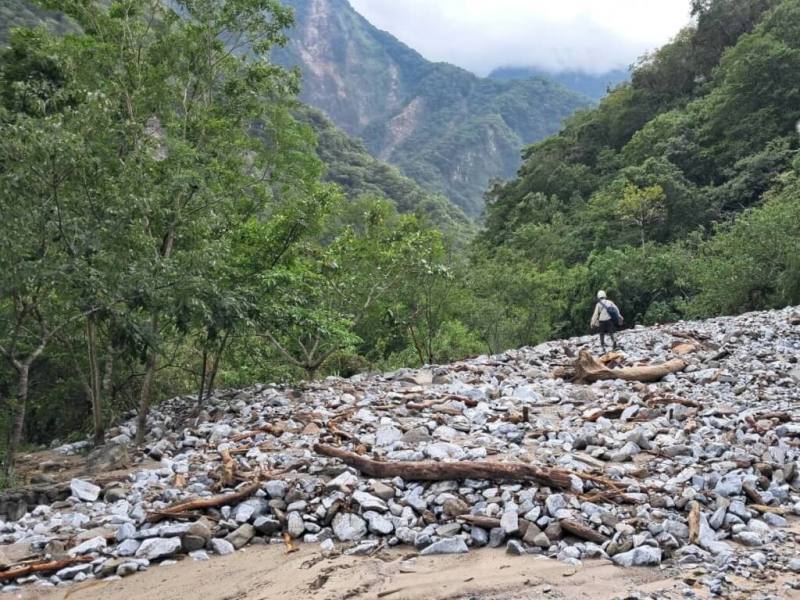 太魯閣峽谷經0403強震，有多處景點遭受落石與崩塌重創，為瞭解受損情形並勾勒災修工作規劃，太魯閣國家公園管理處委託專業團隊，藉由科技判讀輔佐，加快掌握重建方向。（太管處提供）