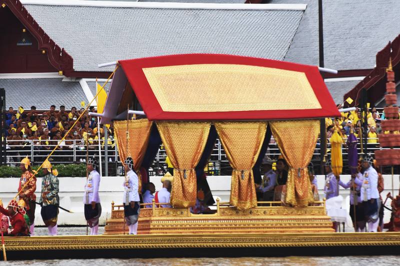 為了慶祝泰王拉瑪十世瓦吉拉隆功72歲生日，泰國27日舉辦王船遊行，圖為泰王和王后乘坐在金鴻王船上