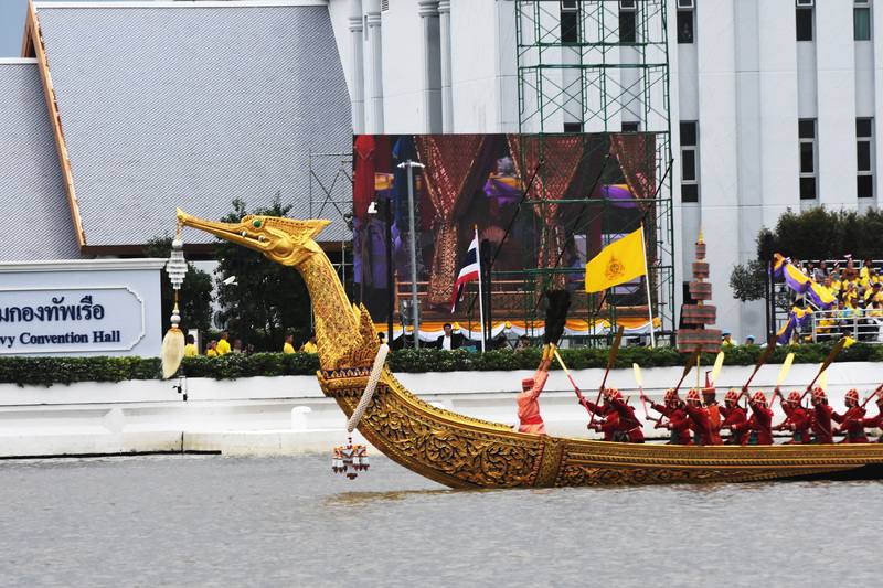為了慶祝泰王拉瑪十世瓦吉拉隆功72歲生日，泰國27日在昭披耶河舉辦王船遊行，圖為泰王和王后乘坐的金鴻王船，具有百年歷史