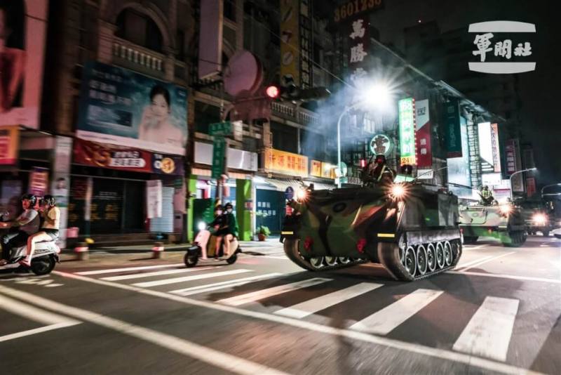 陸軍第六軍團指揮部指出，「長泰19號操演」27日夜間開始進行戰術機動，戰車及各式車輛行經高雄市道路，展現訓練成效也吸引民眾目光。（軍聞社提供）