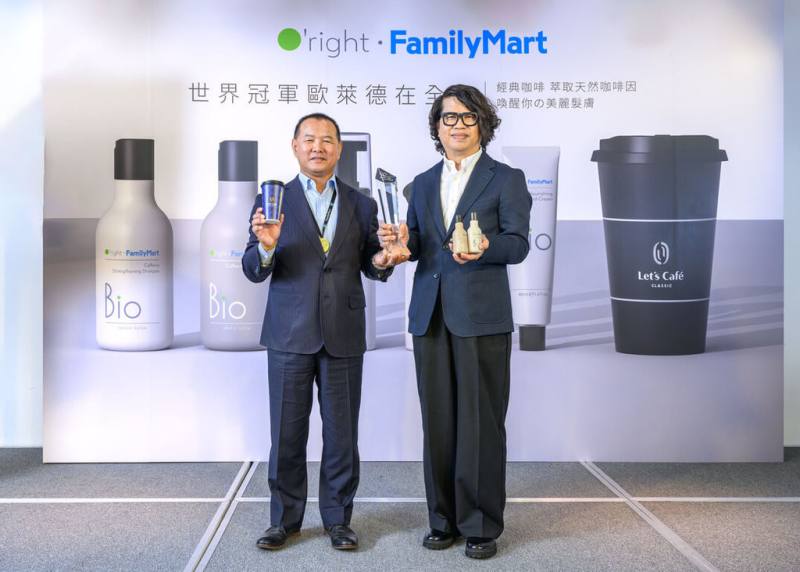 全家總經理薛東都（左）28日宣布，再創通路之先，攜手台灣髮膚保養品品牌歐萊德，將黑金變綠金，打造永續循環商模，右為歐萊德創辦人暨董事長葛望平。（全家提供）