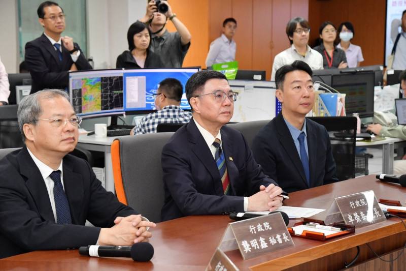 行政院長卓榮泰視察中央氣象署並關心「康芮颱風動態」及對全臺的影響