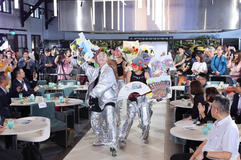 交通部觀光署「台灣觀光100亮點」系列活動啟動記者會29日舉行，攜手全台各縣市政府團隊推廣觀光景點與主題系列活動，彰化縣政府以熱舞形式推廣觀光景點，炒熱現場氣氛