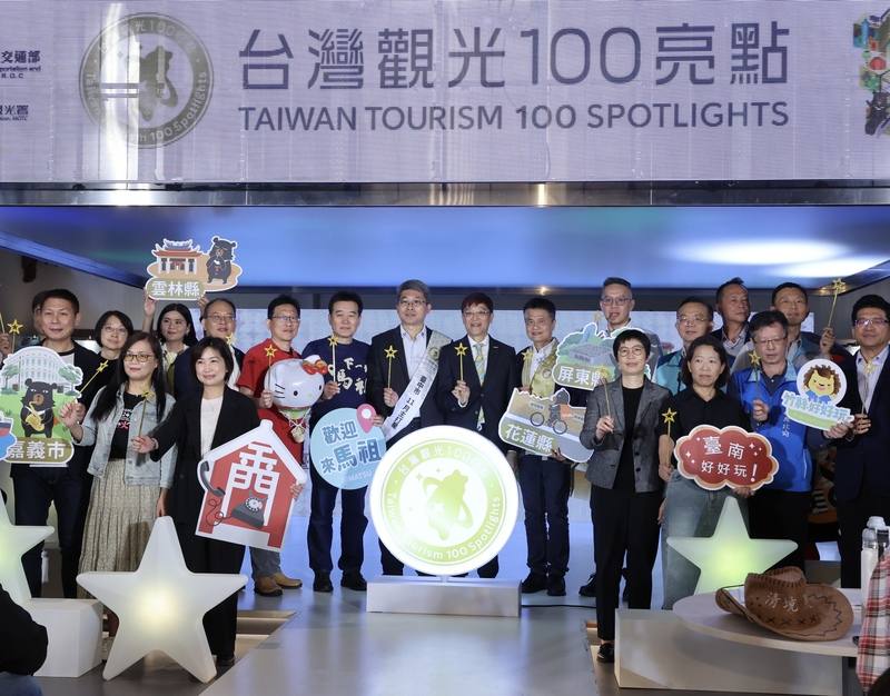 交通部29日攜手全台各縣市政府推出「台灣觀光 100亮點」，共同將全台觀光100處亮點的多元特色、主題活動推薦給國內外旅客。圖為交通部觀光署副署長林信任（中，水藍領帶）與各縣市政府代表合影留念