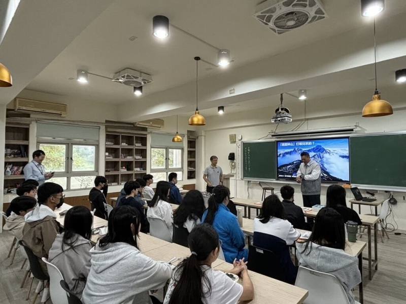 陽明交通大學與世界先進積體電路公司合作，為高中生設計數位學習課程「半導體原理與製造概論」，日前陽明交大教師日前赴馬祖南竿帶領師生使用數位教材，探索半導體世界。（陽明交大提供）