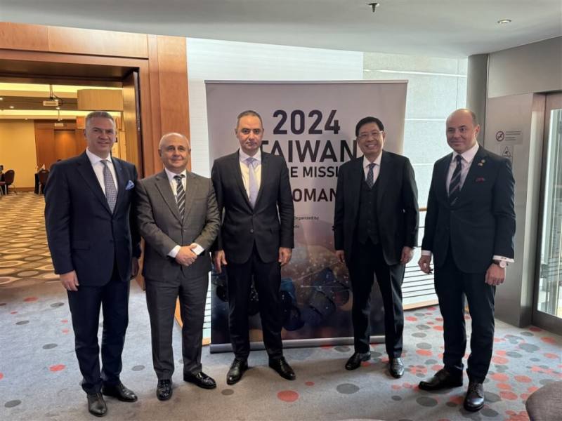 駐斯洛伐克代表李南陽（右2）與羅馬尼亞眾議員穆拉魯（右1）、阿德林（左1）、參議員納扎雷（中）及羅台協會會長達莫夫（左2）合影。（駐斯洛伐克代表處提供）