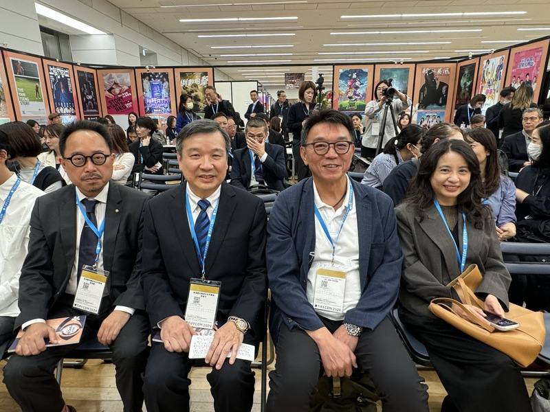 台灣46家業者組團參與東京國際影視市場展（TIFFCOM），帶來近百部作品。31日舉辦「台灣日」活動。（左起）駐日台灣文化中心主任曾鈐龍、駐日代表李逸洋、電視劇「零日攻擊」監製林錦昌、節目統籌鄭心媚出席