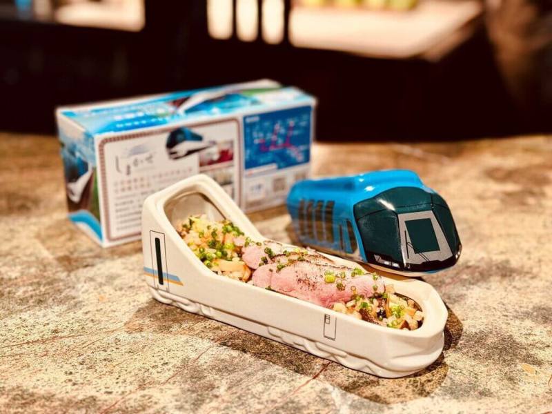 屏東鐵道文化觀光祭將於2、3日在南州運動公園登場，縣府聯手日本近鐵集團、勝利星村LAND法式餐廳以及南州神農米，推出以「伊勢志摩觀光特急SHIMAKAZE列車」造型，結合屏東在地食材限定的「深秋鴨胸純釀豆油炊飯」鐵道便當。（屏東縣政府提供）