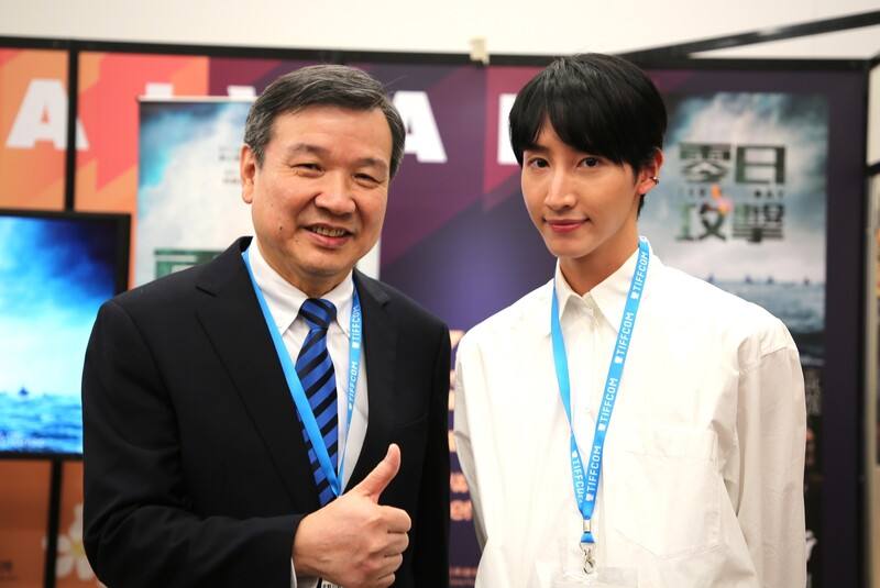 24歲日本藝人緒形龍（右）31日出席東京國際影視市場展「台灣日」活動時，表達希望有演出台灣戲劇和電影的機會。他的祖父緒形拳是已故影帝、父親是男星緒形直人、母親是女星仙道敦子。駐日代表李逸洋樂見台日演員交流合作