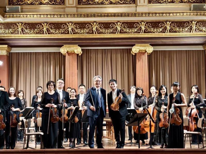 國立台灣交響樂團展開歐洲巡演，在團長劉玄詠（中左）帶領之下，第一站前進維也納音樂協會「布拉姆斯廳」演出，並由小提琴家曾宇謙（中右）擔任獨奏家。（國台交提供）