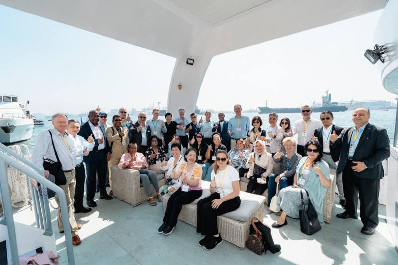 23國使節代表團到訪高雄，搭乘文化遊艇飽覽高雄展覽館、大港橋、高雄流行音樂中心及高雄港旅運中心等，進一步了解亞洲新灣區最新建設發展。（高雄市政府行政暨國際處提供）