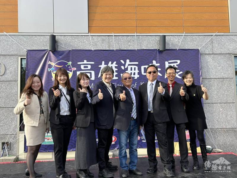 高雄市政府海洋局主秘洪耀廷、高雄市林園區漁會前總幹事劉瑞卿秘書率領團隊包括梓官區漁會、林園區漁會及天時福、宏裕行、安心漁、利安鑫等海味業者合照