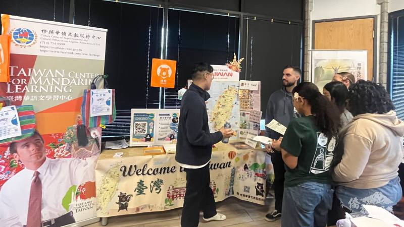 各族裔來賓參觀橙縣文教中心的文化展攤