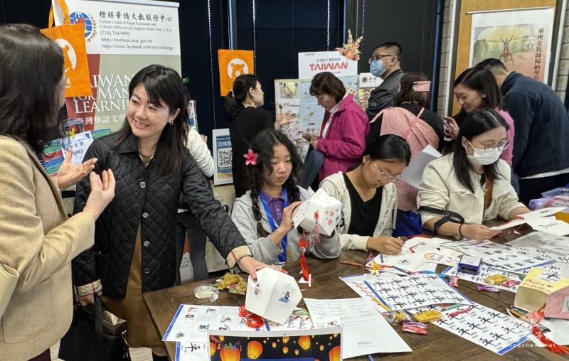 橙縣文教中心的手作天燈攤位吸引各年齡層的民眾熱烈參與