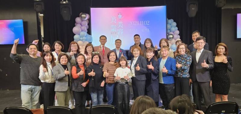 卑詩省台灣商會舉辦美容展，邀請導演魏德聖電影BIG童星（前中）鄭又菲出席活動