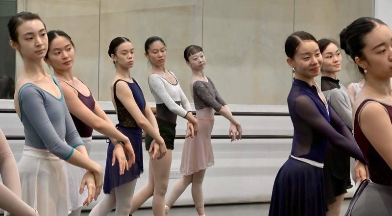 新加坡芭蕾舞團（Singapore Ballet）成員年齡平均約30歲，其中年紀最小的正式舞者今年才22歲，正是來自台灣桃園平鎮的葉立琳（左5）
