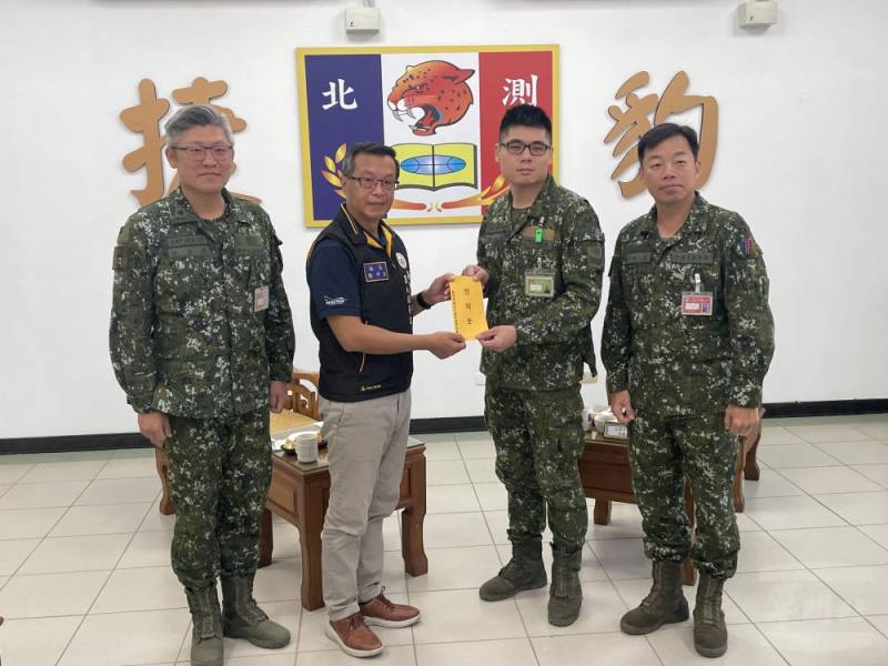 新竹軍人服務站站長陳中吉致贈官兵慰問金。（新竹軍人服務站提供）