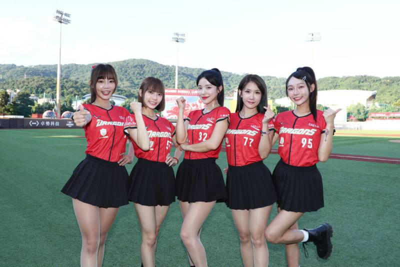 024彰化永靖謝平安家年華12月將登場，今年還特別邀請中華職棒味全龍隊啦啦隊成員李多慧（中）、林襄（右）、琪琪（右2）等人共襄盛舉。（味全龍提供）