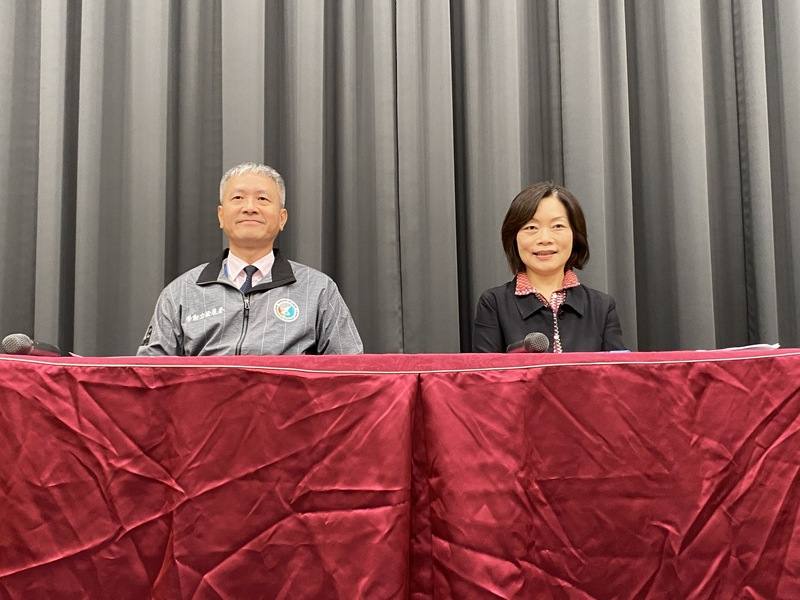 台灣將引進印度移工，勞動部8日召開說明會，勞動部長何佩珊（右）表示，雙方近日召開首次工作會議並達成多項共識，初期以傳產製造業引進優先