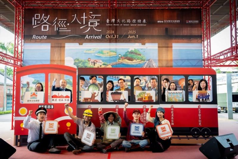 文化部文化資產局在台中推出「路徑．入境：台灣文化路徑特展」，8日熱鬧舉辦開幕活動，邀請民眾透過多元族群、礦業、糖業、林業及水文等5條文化路徑，一起深入了解台灣。（文化部文化資產局提供）
