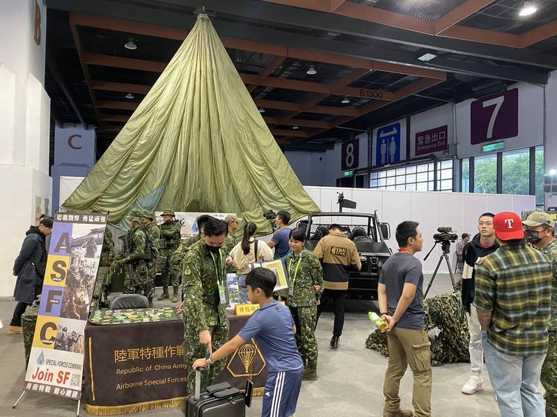 2024台灣國際軍事、戶外、玩具槍用品展8日起一連3天在台北世貿一館舉行，國軍多支部隊也陳展，陸軍特戰指揮部展出傘具、特戰突擊車等裝備，吸引民眾駐足觀賞