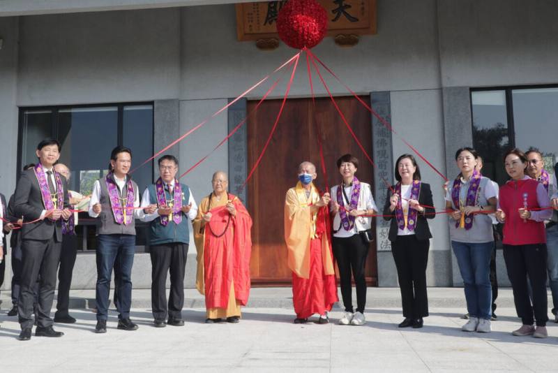 台南竹溪禪寺10日舉行主體建物群重建落成典禮，住持資定法師（左4）與台南市長黃偉哲（左3）等人共同拉開啟用彩球。（台南市政府提供）