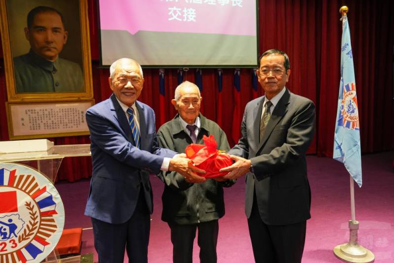原任理事長連城珍與新任理事長黃奕炳交接印信