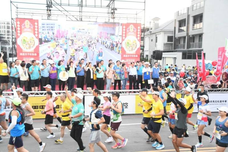 2024台灣米倉田中馬拉松10日登場，吸引1萬6700多名跑者參加，上午從景崧文化教育園區出發。（彰化縣政府提供）