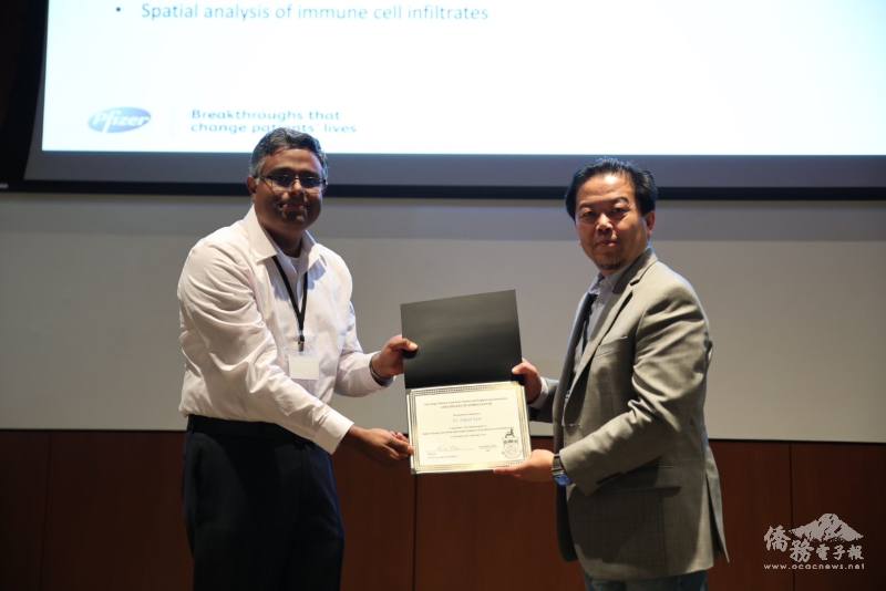 會長陳昭文致贈Dr. Sripad Ram講師感謝狀