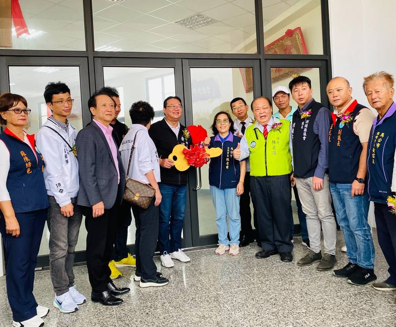 澎湖馬公市石泉里集會所活動中心10日舉行落成啟用典禮，澎湖縣長陳光復（前右4）、馬公市長黃健忠（前右6）等人出席
